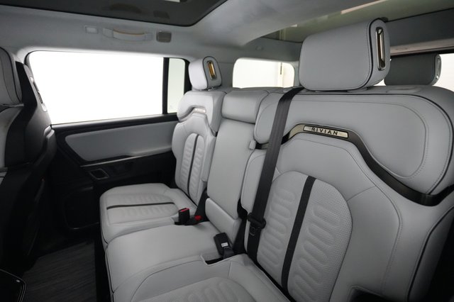 2024 Rivian R1S — photo 19 of 24