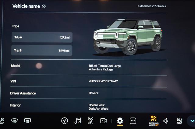 2024 Rivian R1S — photo 5 of 24