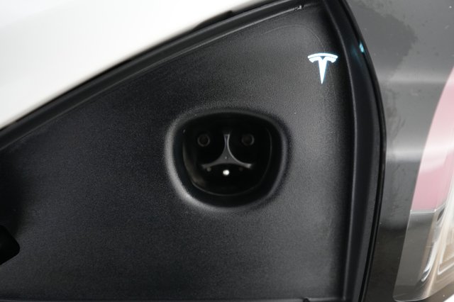 2025 Tesla Model S — photo 8 of 25