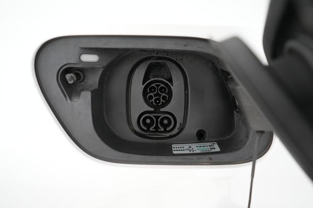 2025 Volkswagen ID.4 — photo 8 of 18
