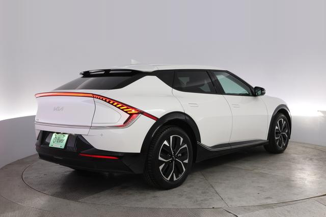 2022 Kia EV6 — photo 2 of 21