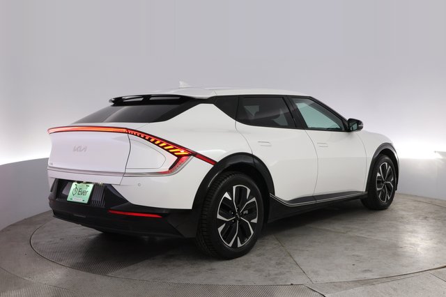 2022 Kia EV6 — photo 2 of 21