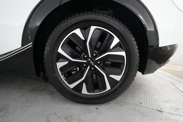 2022 Kia EV6 — photo 7 of 21