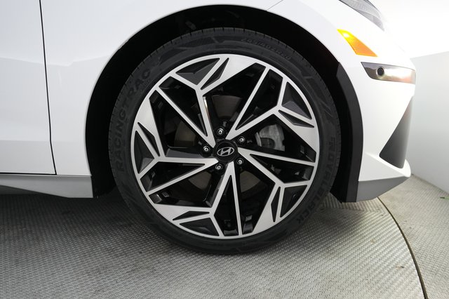2023 Hyundai IONIQ 6 — photo 16 of 21