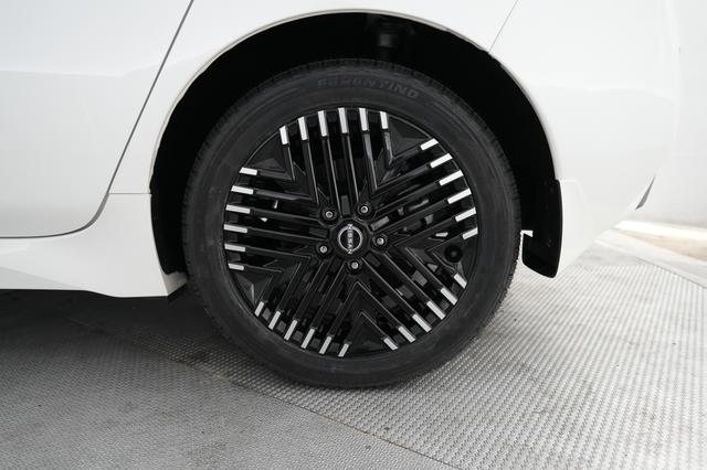 2024 Nissan LEAF — photo 7 of 24