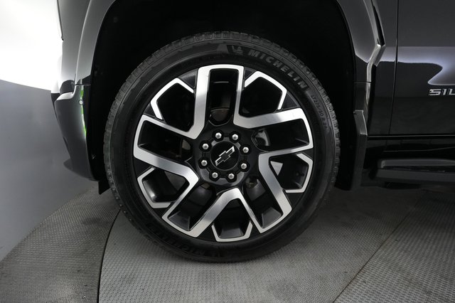 2025 Chevrolet Silverado EV — photo 9 of 16