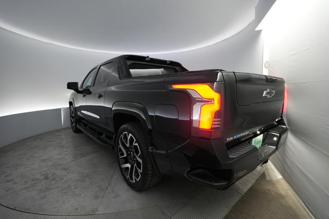 2025 Chevrolet Silverado EV — photo 2 of 16