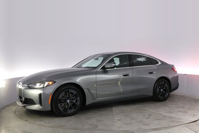 2025 BMW i4 — photo 14 of 23