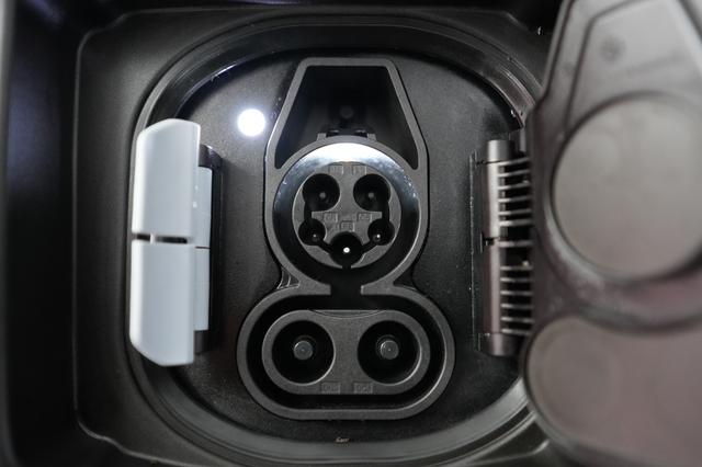 2025 BMW i4 — photo 8 of 23