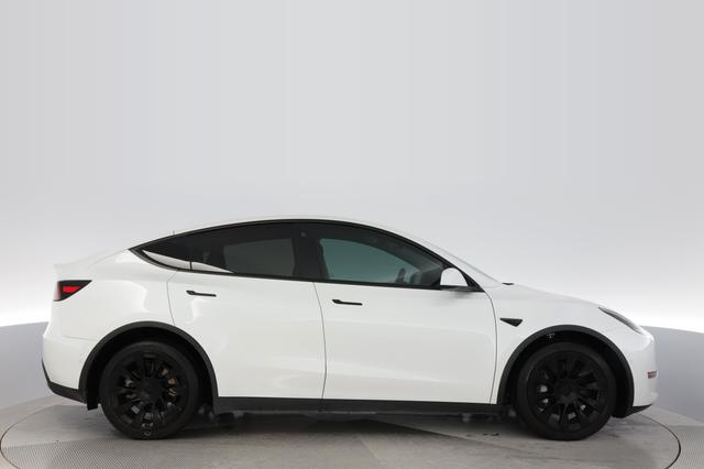 2022 Tesla Model Y — photo 10 of 22