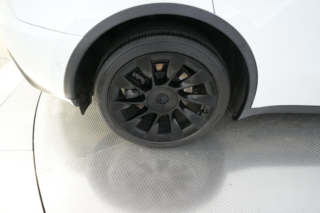 2022 Tesla Model Y — photo 7 of 22