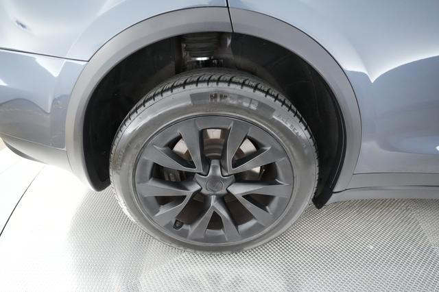 2022 Tesla Model X — photo 7 of 21