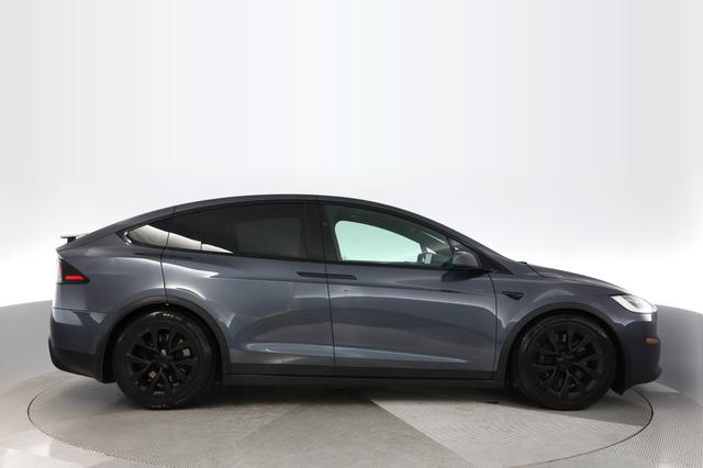 2022 Tesla Model X — photo 10 of 21