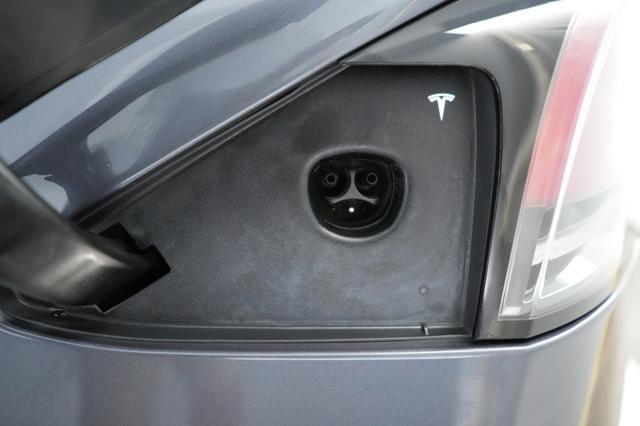 2022 Tesla Model X — photo 8 of 21