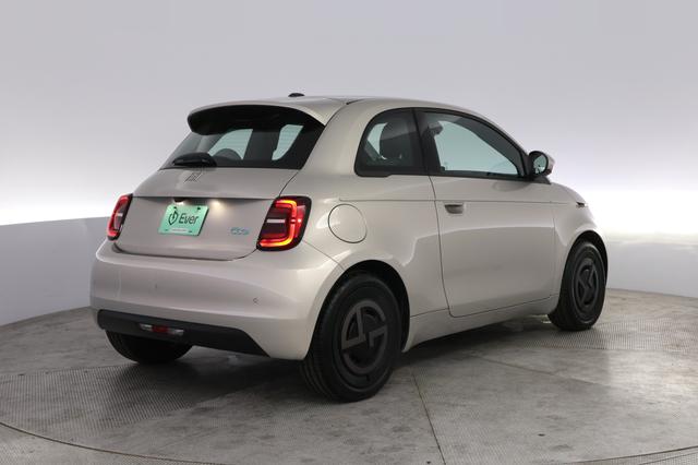 2025 Fiat 500e — photo 2 of 20