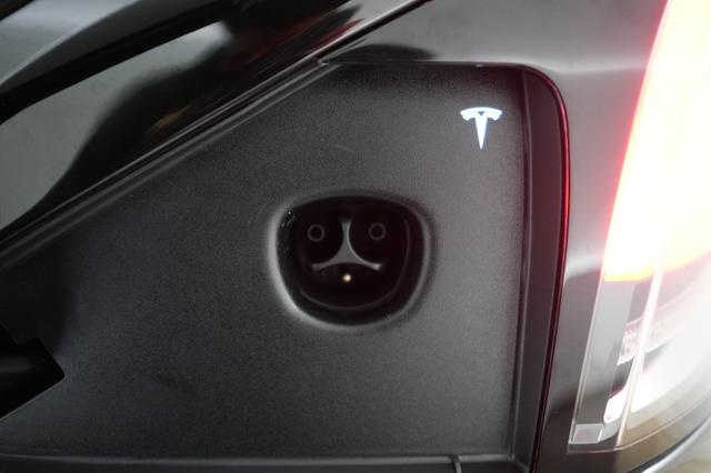 2022 Tesla Model X — photo 8 of 24
