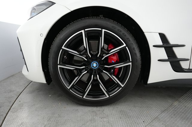 2024 BMW i4 — photo 15 of 23