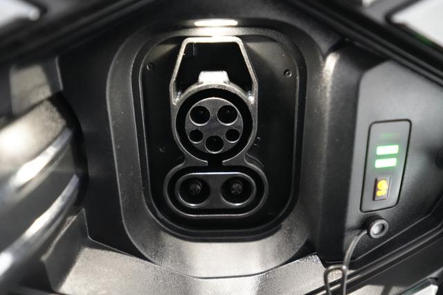 2024 Genesis Electrified GV70 — photo 8 of 22