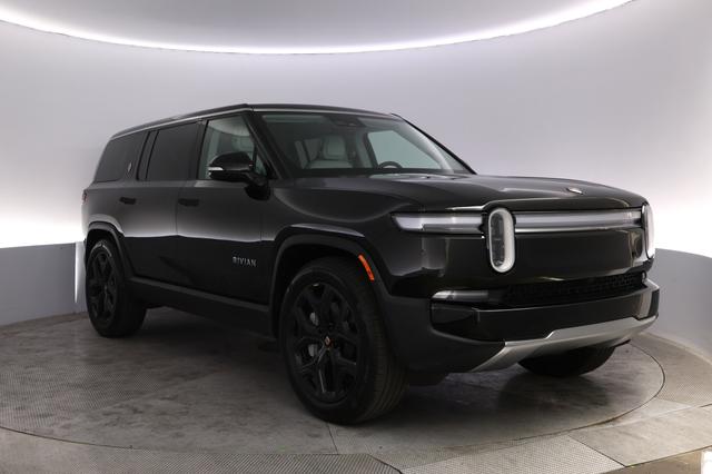 2025 Rivian R1S — photo 10 of 24