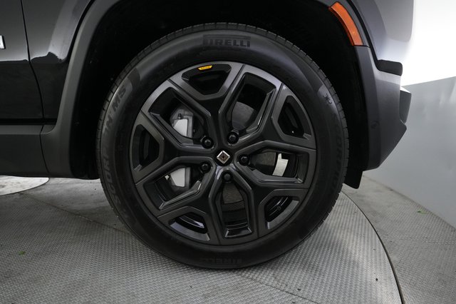 2025 Rivian R1S — photo 16 of 24