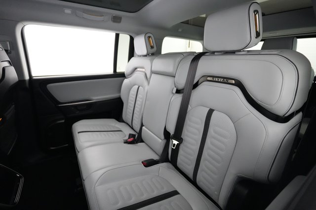 2025 Rivian R1S — photo 19 of 24