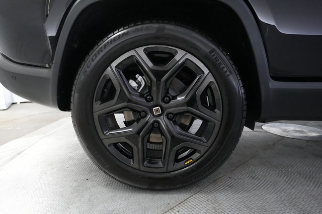 2025 Rivian R1S — photo 17 of 24