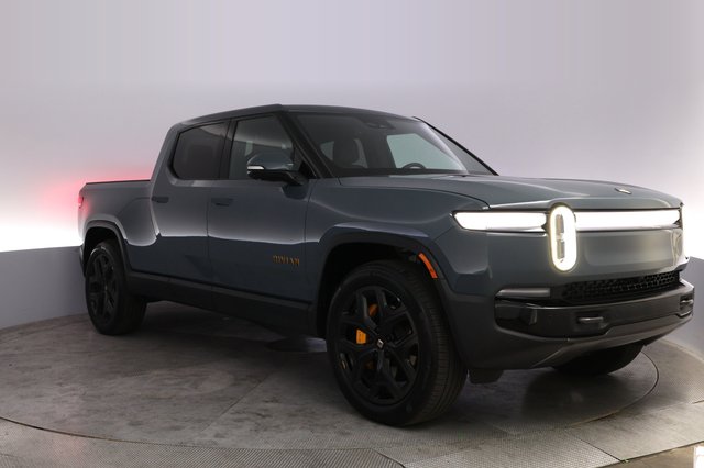 2025 Rivian R1T — photo 10 of 24