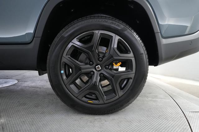 2025 Rivian R1T — photo 7 of 24