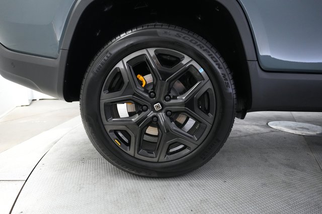 2025 Rivian R1T — photo 17 of 24