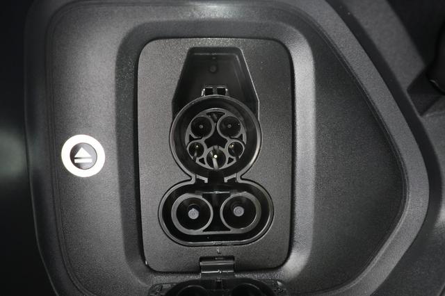 2025 Rivian R1T — photo 8 of 22