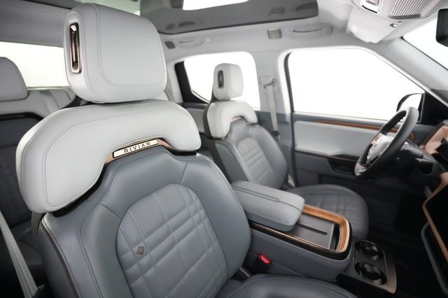 2025 Rivian R1T — photo 18 of 22