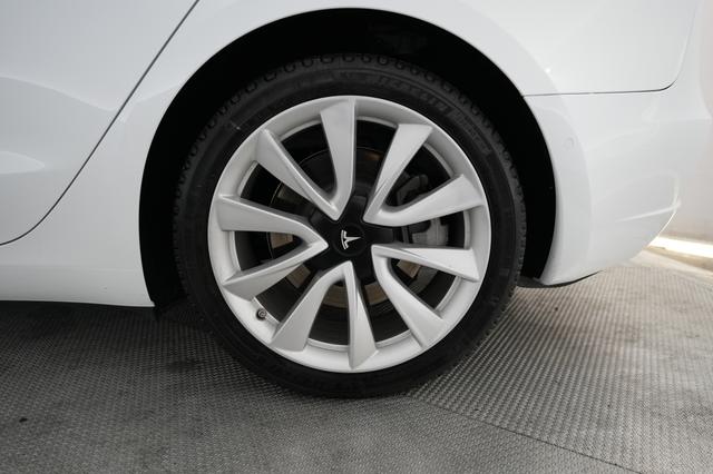 2020 Tesla Model 3 — photo 7 of 22