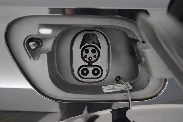 2023 Volkswagen ID.4 — photo 8 of 18
