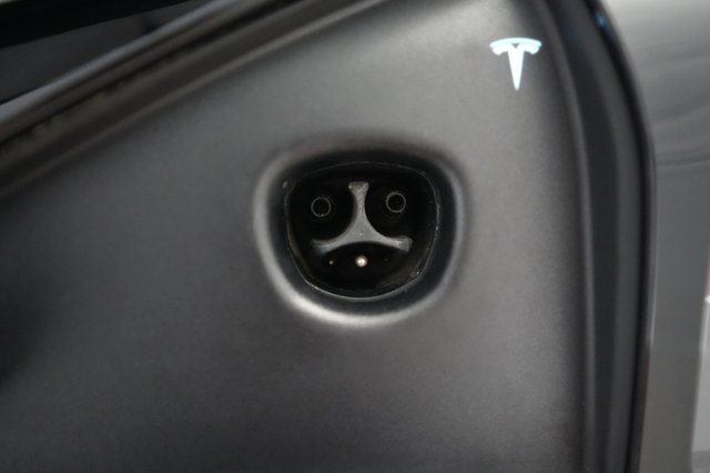 2022 Tesla Model S — photo 8 of 21