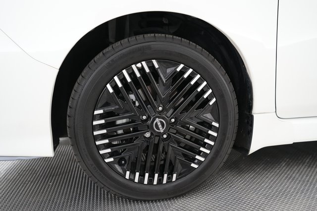 2025 Nissan LEAF — photo 16 of 22