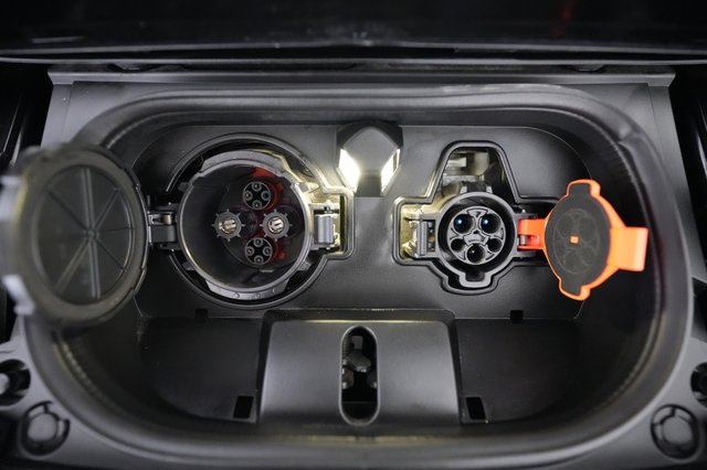 2025 Nissan LEAF — photo 8 of 22