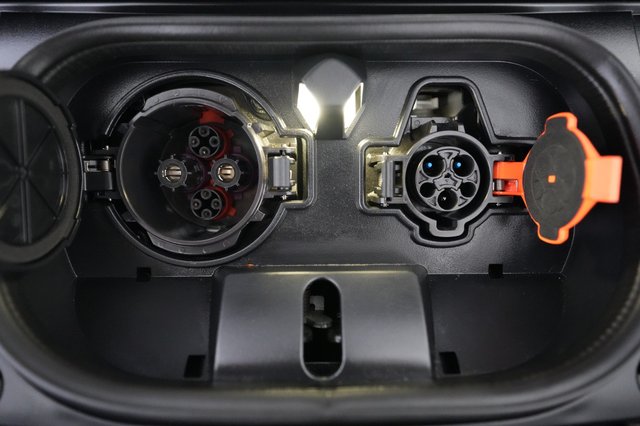 2025 Nissan LEAF — photo 8 of 25