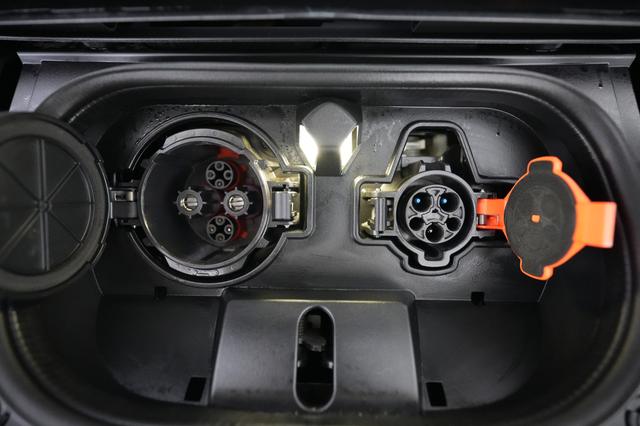 2025 Nissan LEAF — photo 8 of 24