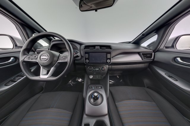 2025 Nissan LEAF — photo 21 of 24