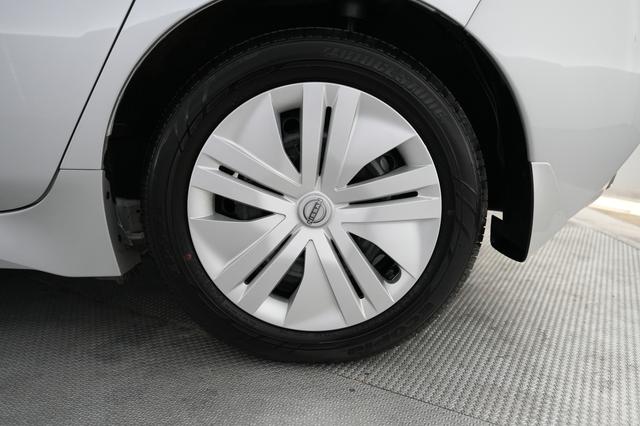 2025 Nissan LEAF — photo 7 of 24