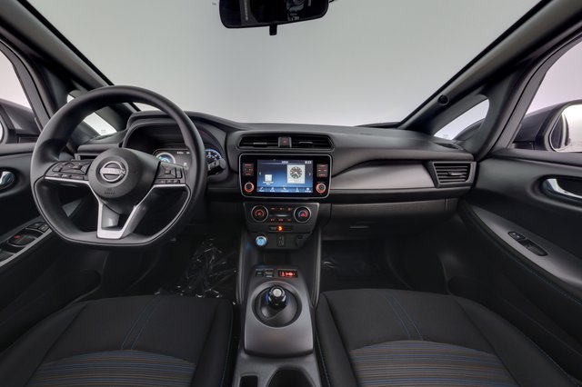 2025 Nissan LEAF — photo 21 of 24