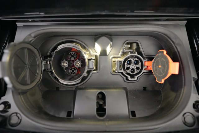 2025 Nissan LEAF — photo 8 of 24