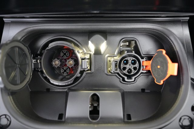 2025 Nissan LEAF — photo 8 of 23