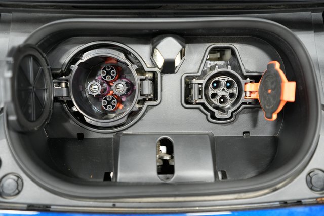 2025 Nissan LEAF — photo 8 of 18