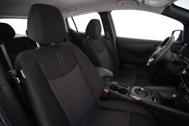 2025 Nissan LEAF — photo 18 of 22