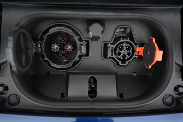 2025 Nissan LEAF — photo 8 of 22