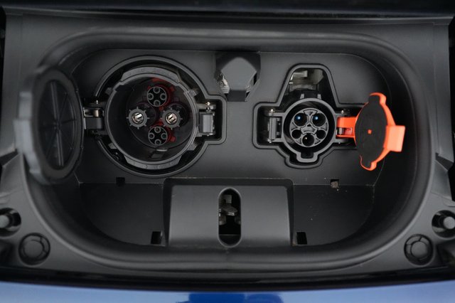 2025 Nissan LEAF — photo 8 of 22