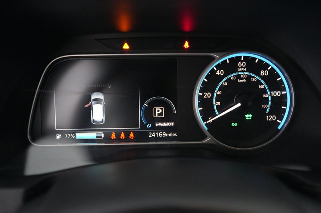2025 Nissan LEAF — photo 5 of 20