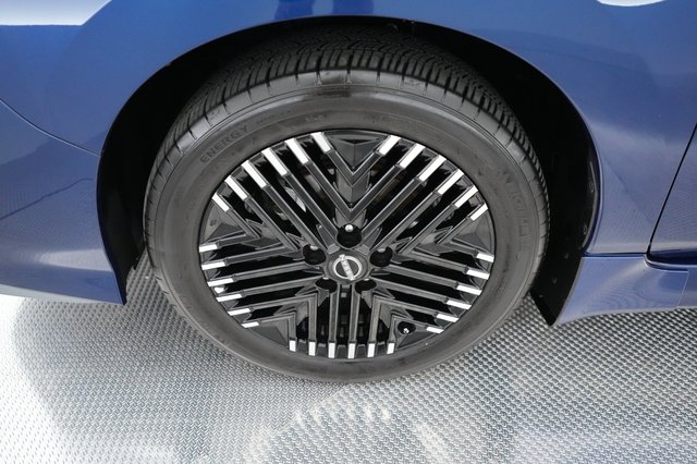 2025 Nissan LEAF — photo 14 of 18