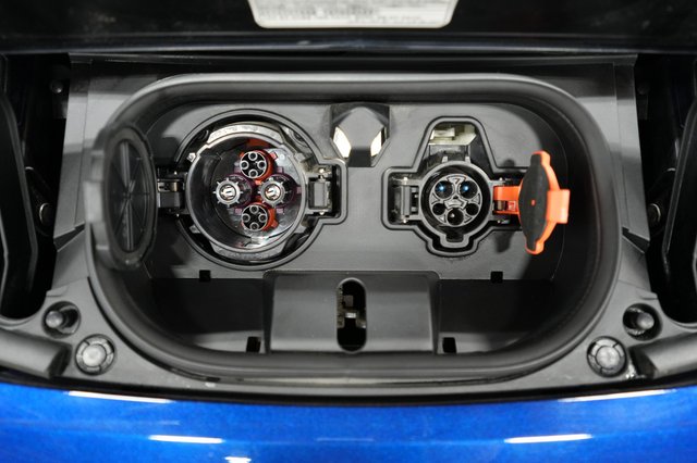 2025 Nissan LEAF — photo 8 of 18